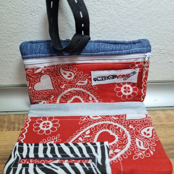 Foto de la Ta-Vaquera cebra Vs. Flores abierta por dentro