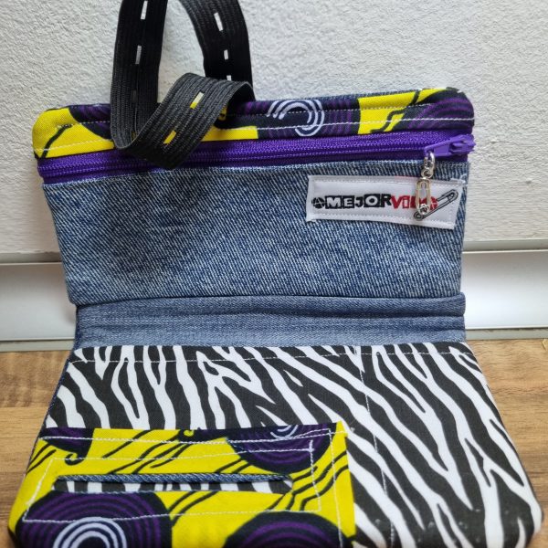 Foto de la Ta-Vaquera cebra V.s afro abierta por dentro