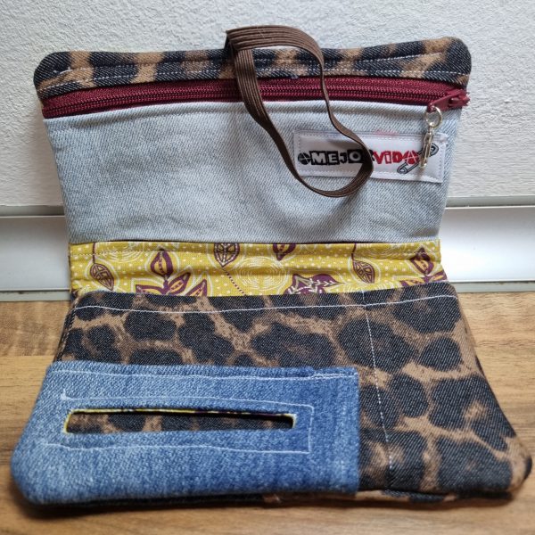 Foto de la Ta_Vaquera Hojas Vs. Leopardo abierta por dentro