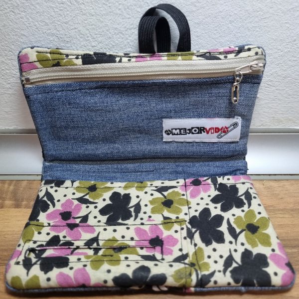 Foto de la Ta-Vaquera Flores Vs. Lunares abierta por dentro