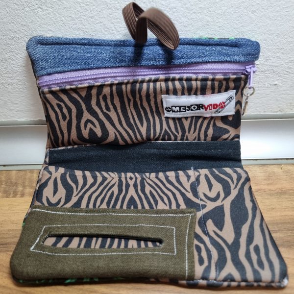 Foto de la Ta-Vaquera Cebra Vs. Marihuana abierta por dentro