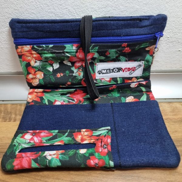 Foto de la Ta-Vaquera Flores Rojas abierta por dentro