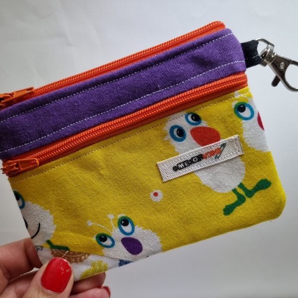 Foto de la parte delantera del monedero retalero