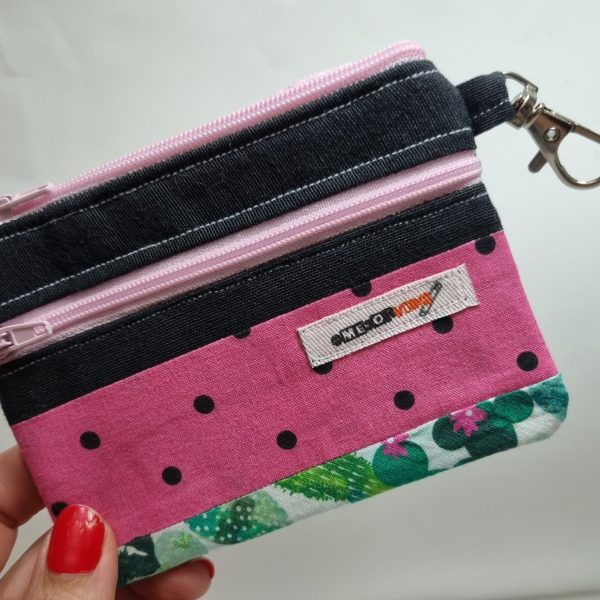 Foto de la parte delantera del monedero retalero