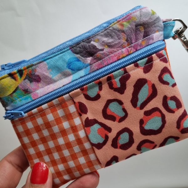 Foto de la parte delantera del monedero retalero