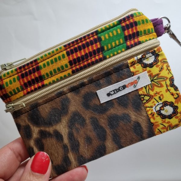 Foto de la parte delantera del monedero retalero