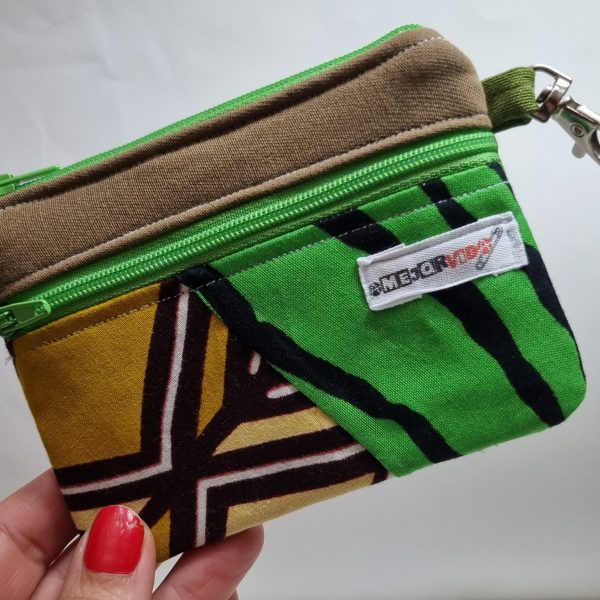 Foto de la parte delantera del monedero retalero