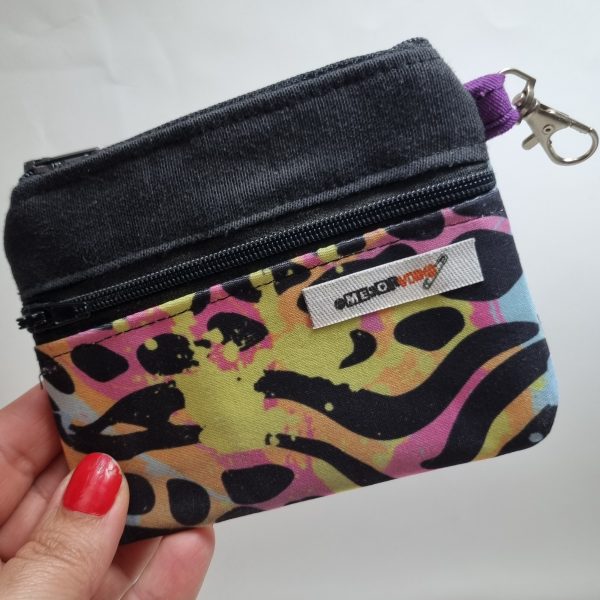 Foto de la parte delantera del monedero retalero