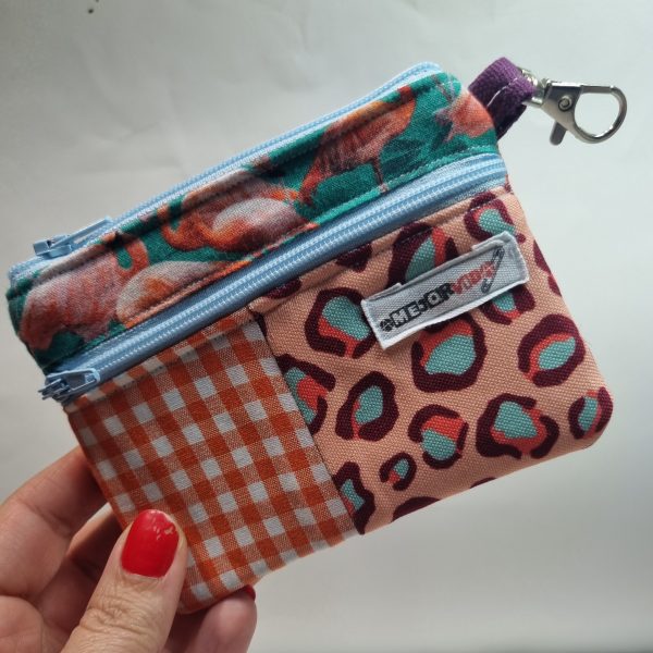 Foto de la parte delantera del monedero retalero