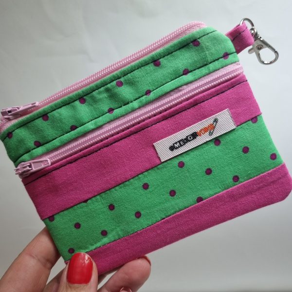 Foto de la parte delantera del monedero retalero