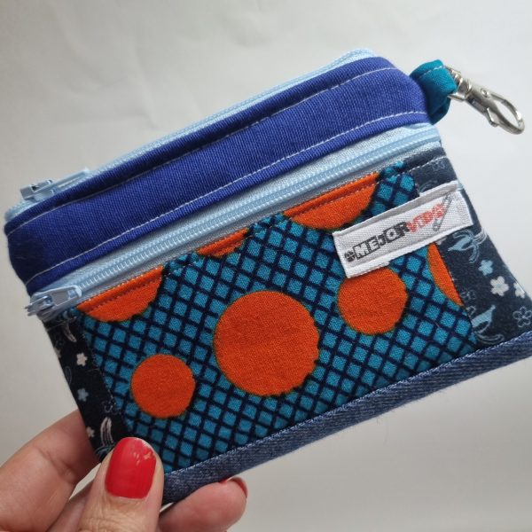 Foto de la parte delantera del monedero retalero