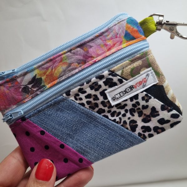 Foto de la parte delantera del monedero retalero