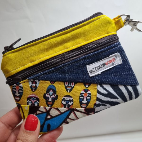 Foto de la parte delantera del monedero retalero