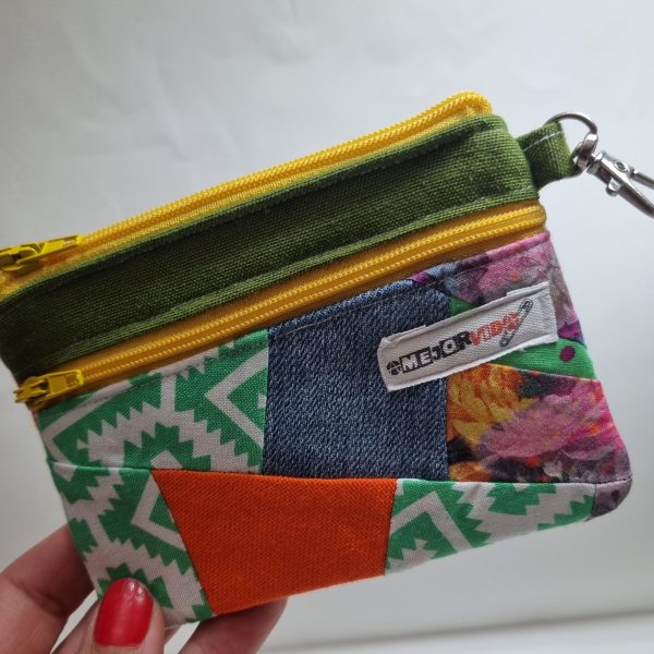 Foto de la parte delantera del monedero retalero