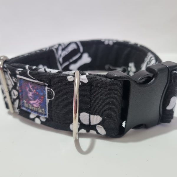 Foto del collar de perro huellas negras