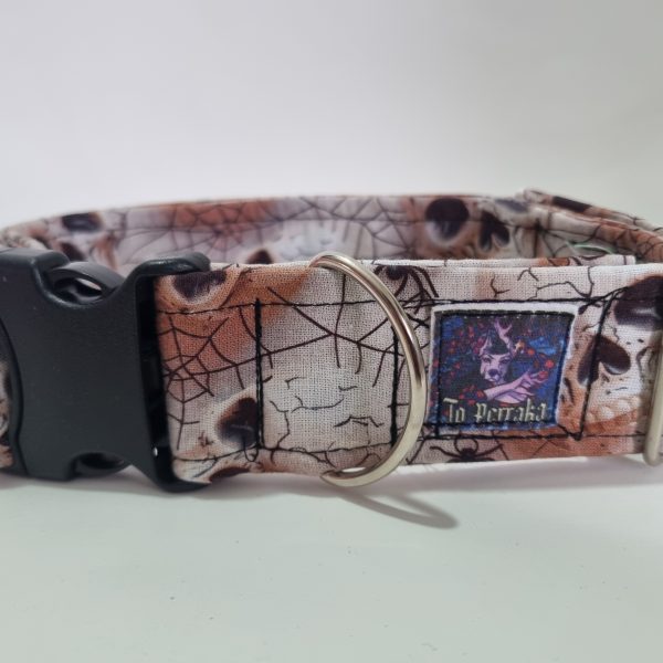 Foto del collar de perro calaveras y telarañas