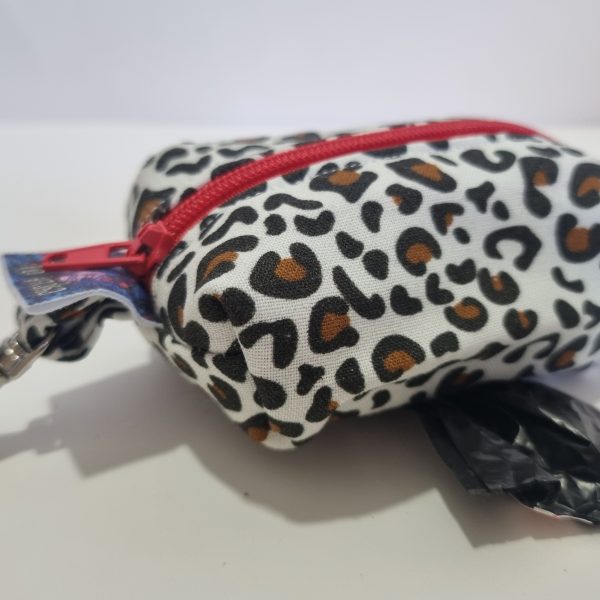 Foto del porta bolsas para perro de leopardo blanco