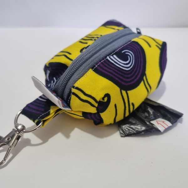 Foto del porta bolsas para perros afro amarillo