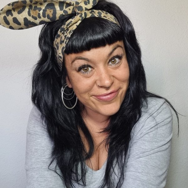 bandana knot-azo puesta al Estilo Pin-up