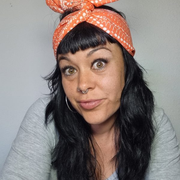 bandana knot-azo puesta al Estilo Pin-up