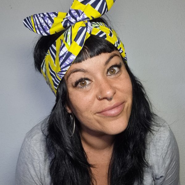 bandana knot-azo puesta al Estilo Pin-up