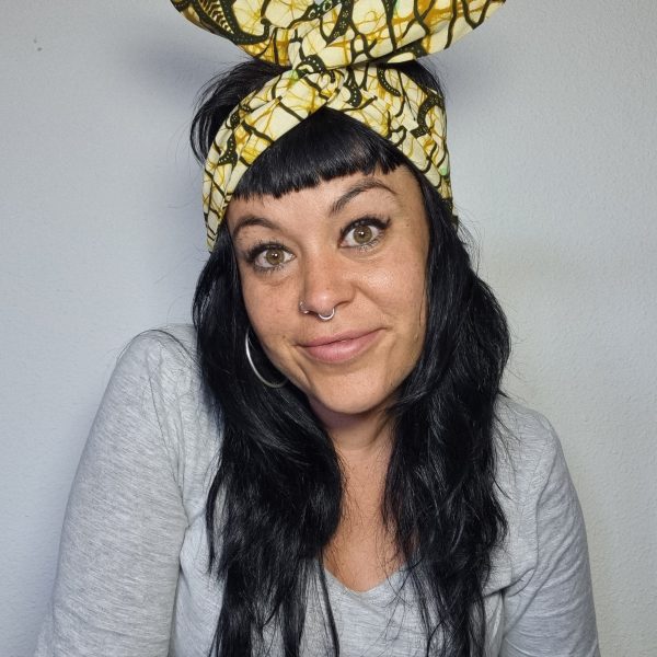 bandana knot-azo puesta al Estilo Pin-up