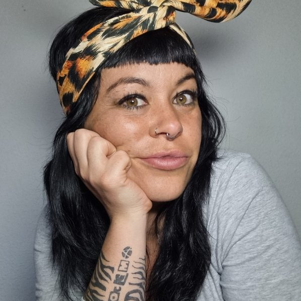 bandana knot-azo puesta al Estilo Pin-up